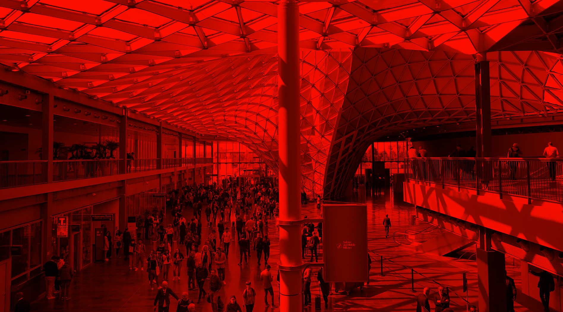 Interno di un padiglione della fiera Salone del Mobile.Milano, con visitatori in transito