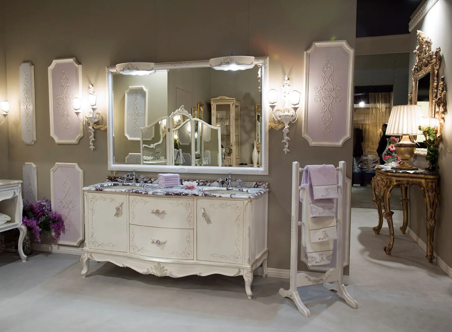 Bathroom console with central drawers and lateral doors