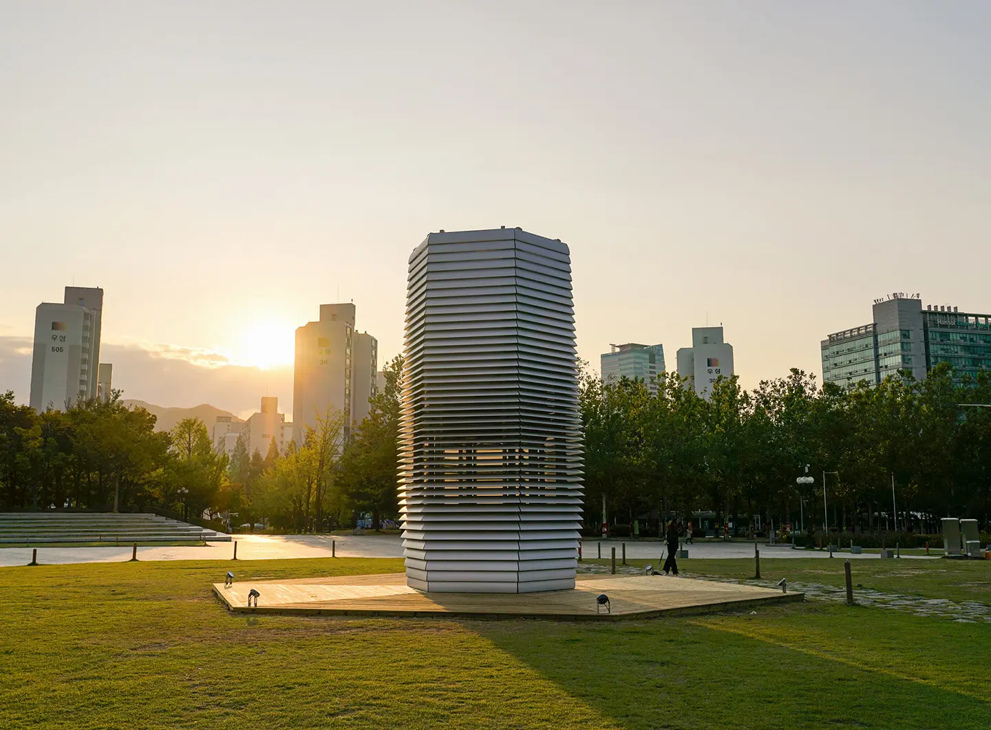 Daan-Roosegaarde_Smog-Free-Tower_03