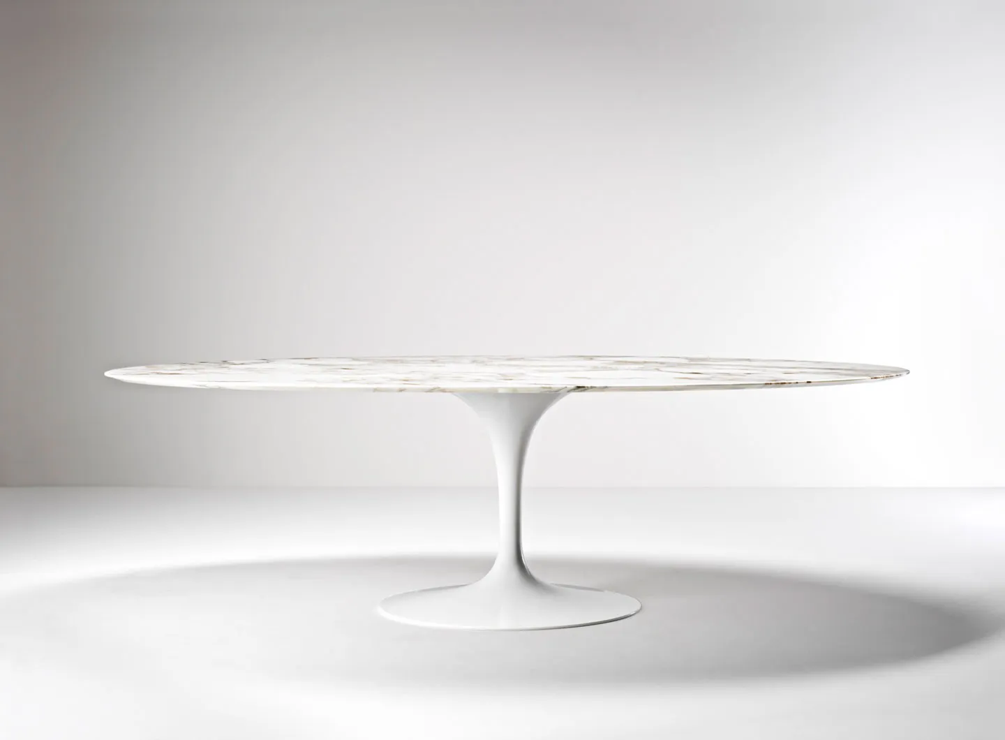 Saarinen Pedestal High Table designed by Eero Saarinen, Ph. Gionata Xerra