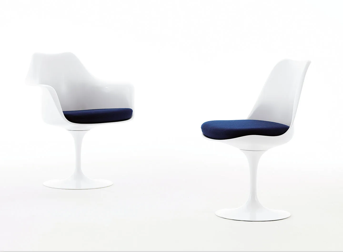 Tulip Chair and Tulip Armchair designed by Eero Saarinen, Ph. Courtesy of Knoll