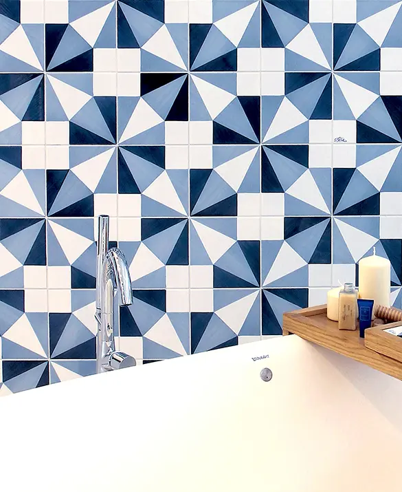 Blu Ponti. Maioliche rigorosamente decorate a mano con l’antica tecnica di decorazione a mano per unire artigianalità, territorialità e design in un fare tutto italiano.