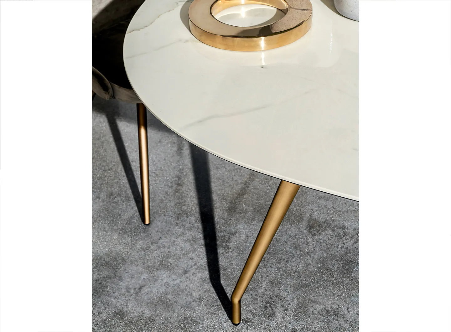 SOVET ITALIA Arkos shaped dining table detail