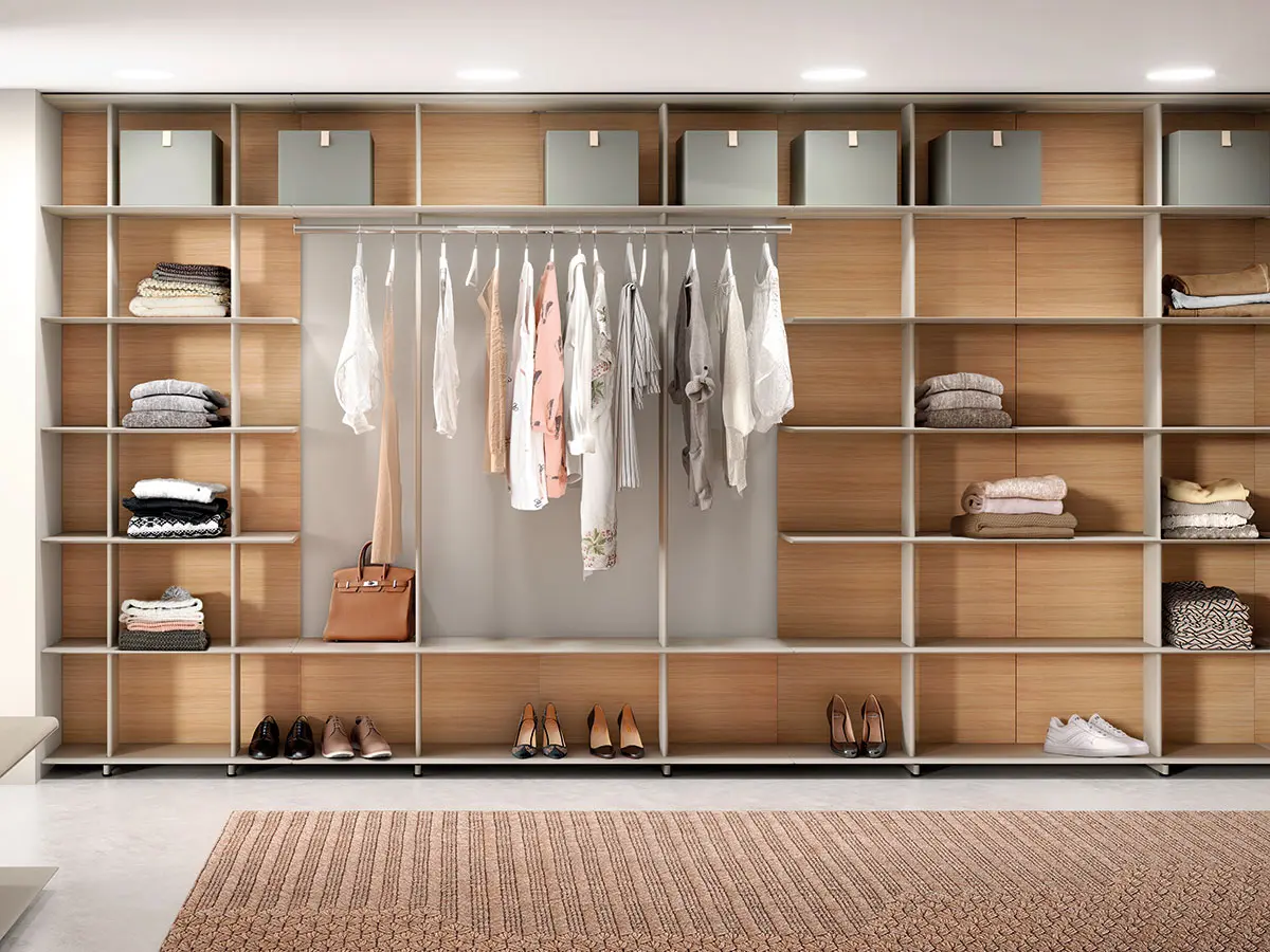 Open wardrobe that simultaneously makes it possible to organise clothes, shoes, bags and other accessories thanks to the way it unites the hanging rod with shelves.