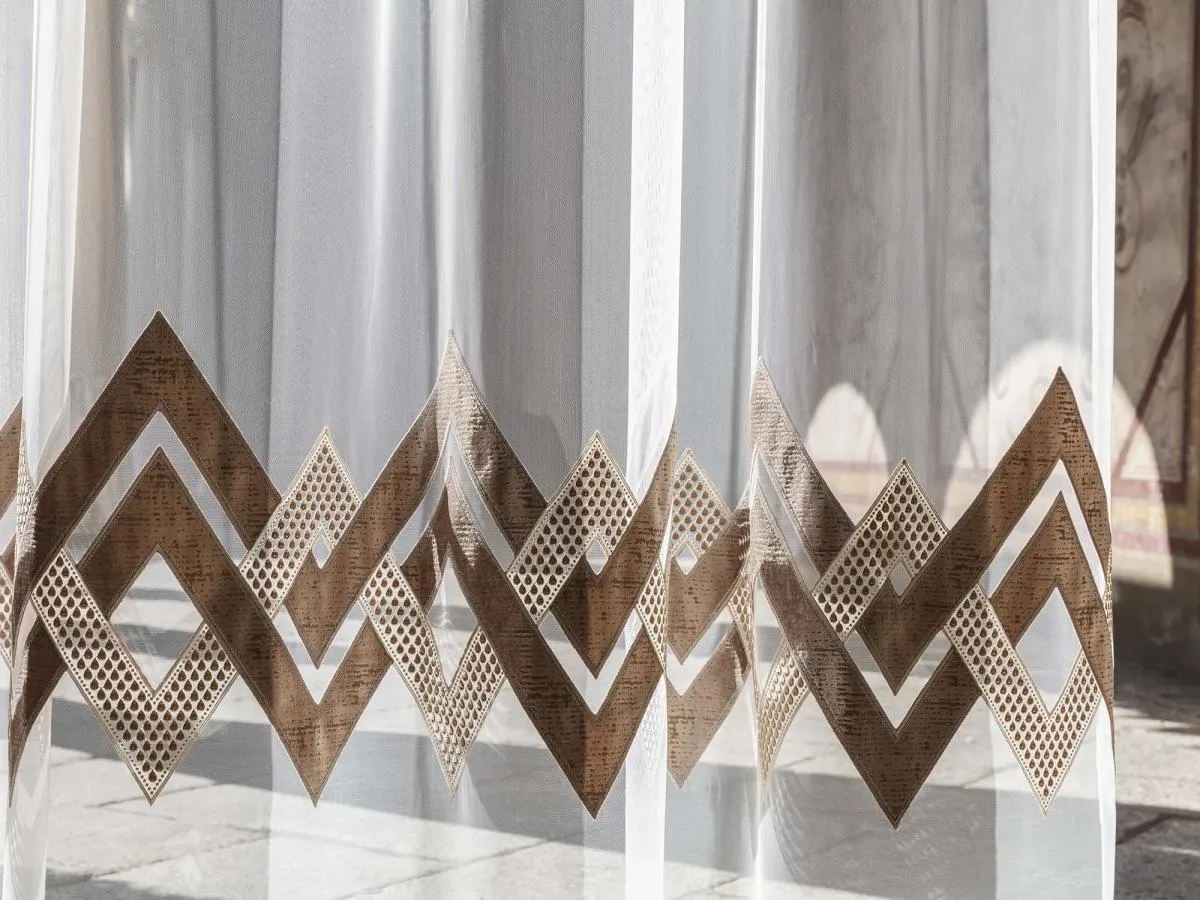 The geometric decoration that unfolds on different fabrics makes the curtains Contemporary and refined