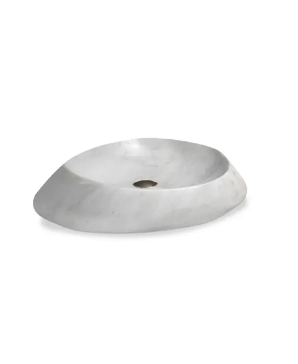 Ispirati dalla bellezza della laguna delle Sette Città delle Azzorre e dal maestoso paesaggio circostante, i nostri designer hanno creato il lavabo Lagoon Vessel Sink. Realizzato da un unico blocco di marmo Estremoz lavorato a mano dai nostri artigiani, è in grado di completare perfettamente il progetto del vostro bagn