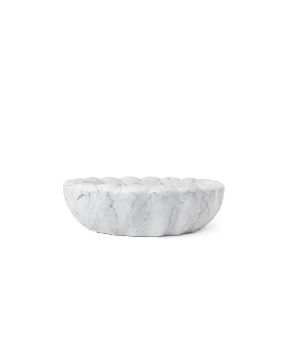 Il lavello Lotus è stato realizzato per reinventare l'idea di questo tipo di prodotto. Chiunque abbia osservato un fiore di loto emergere da uno stagno torbido non può non vedere la bellezza di questo squisito lavabo. Questo lavabo Lotus, che significa purezza e bellezza, trasformerà qualsiasi mobile in un'elegante opera di design. Si può scegliere tra tre diversi tipi di marmo: Nero Marquina, Carrara ed Estremoz, per ottenere il tocco di lusso che il vostro progetto merita.