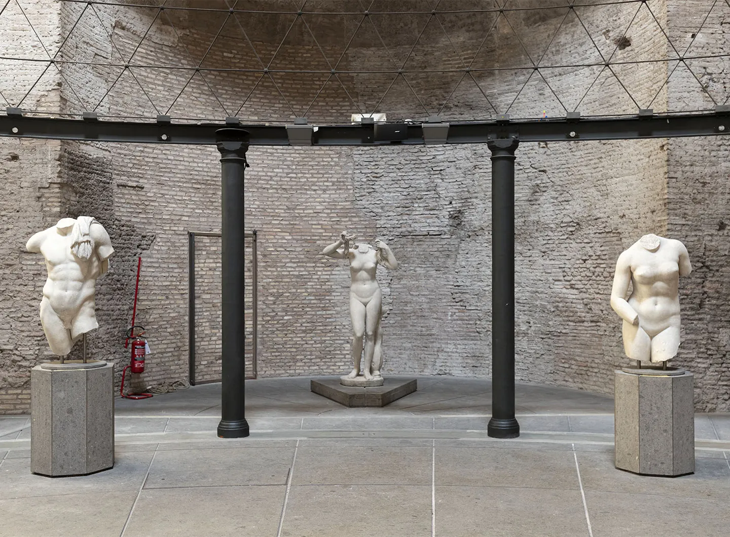 museum with statues, exhibition, greek statues, mostra