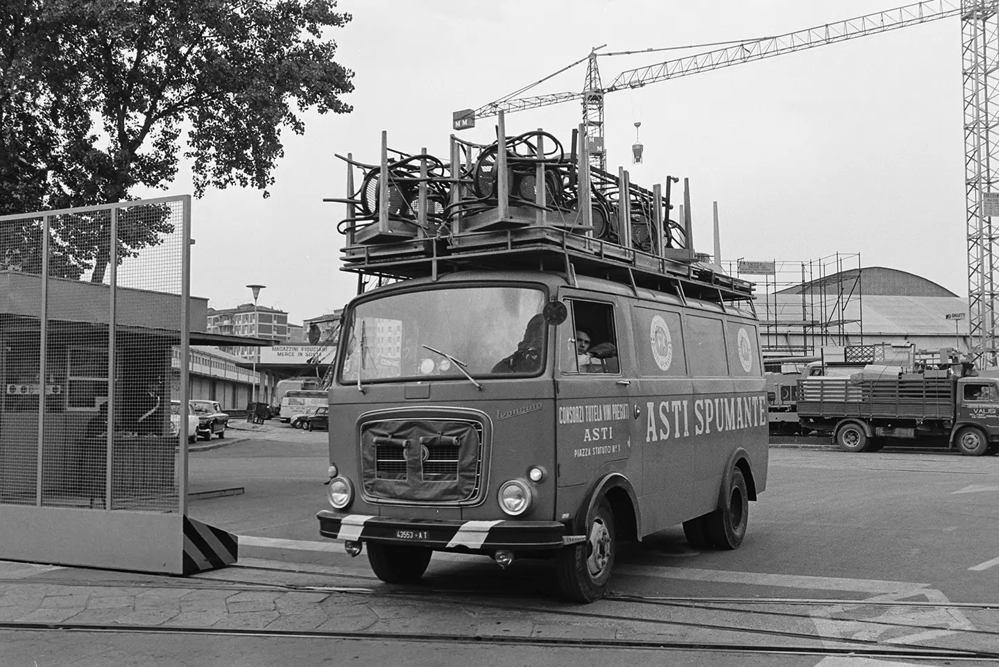 Autocarro OM Leoncino, Fiera Campionaria di Milano, 1967, bianco e nero