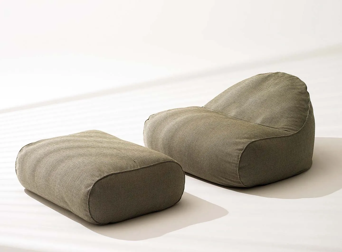 RODA_ONDA-LOUNGE CHAIR and POUF