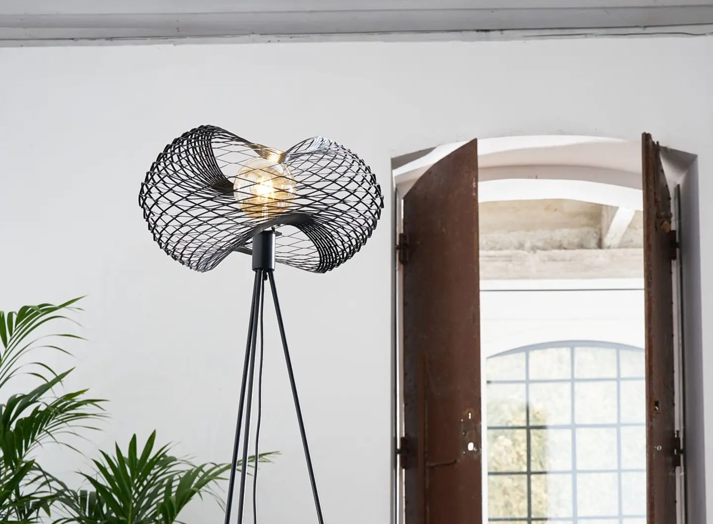 ZAVA_Lampada_da_terra_NET_LIGHT_by_Paolo_Ulian_am.jpg