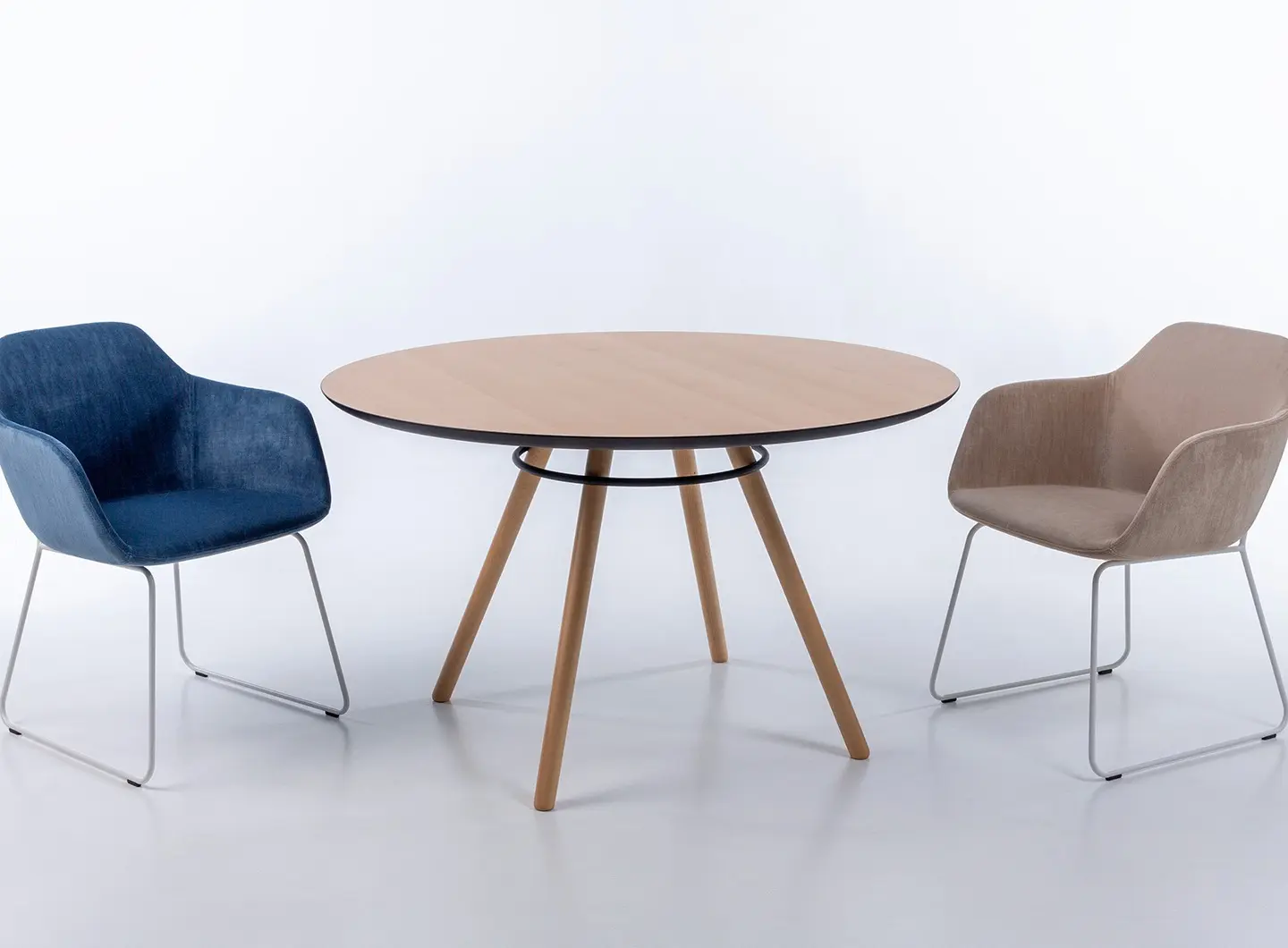 Rialtina with armrests, sled base around the Ciacola table 