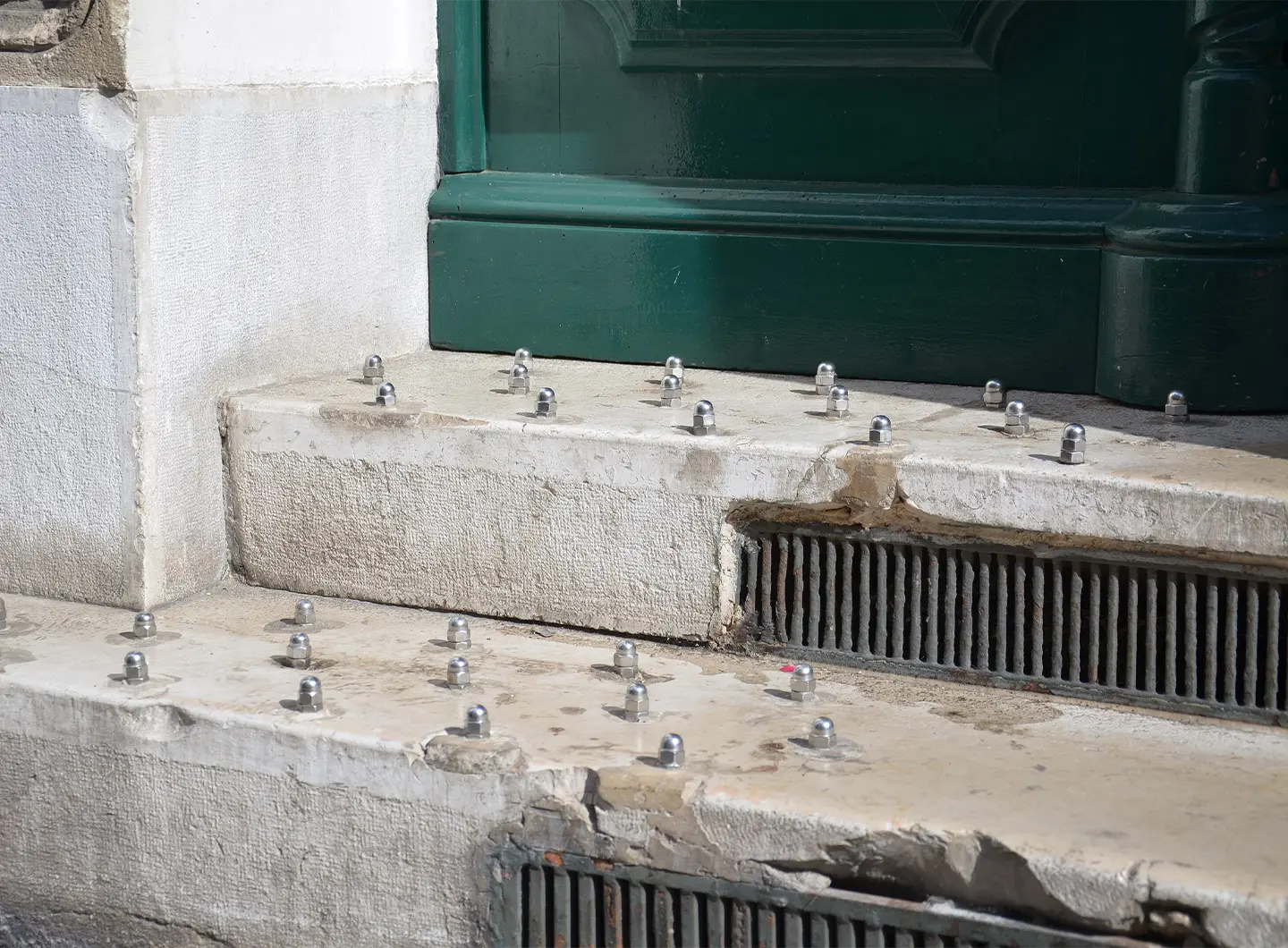 salonemilano, hostile architecture