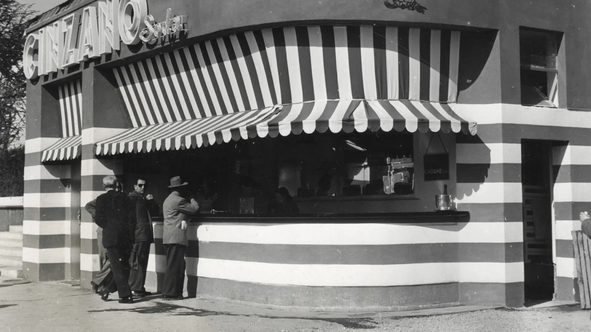 Chiosco della Cinzano, Fiera Campionaria di Milano, bianco e nero, 1951